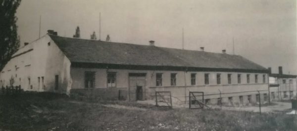 Budova Vondráčkovy továrny na historické fotografii